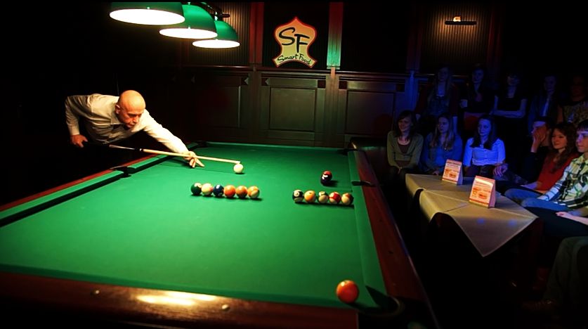 SF Smart Food Team beim gemeinsamen Billardspiel - Teamgeist und Zusammenarbeit in entspannter Atmosphäre